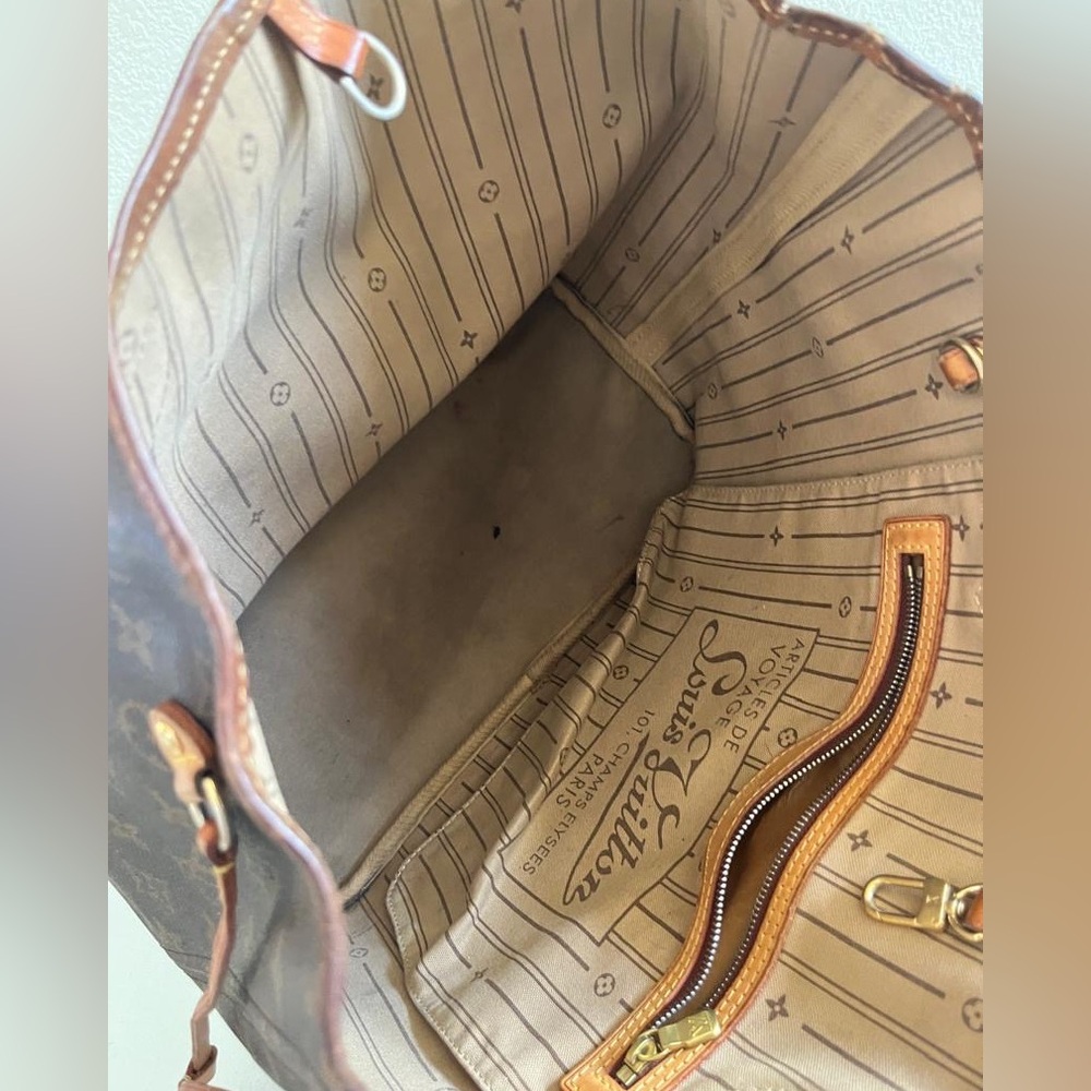 Louis Vuitton Neverfull MM - Picture 9 of 13